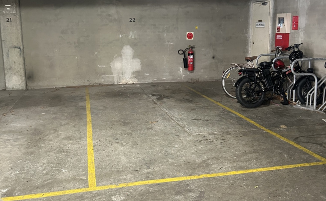 Secure parking in Surry Hills - 5 mins walk to Central - Remote Control access to garage door