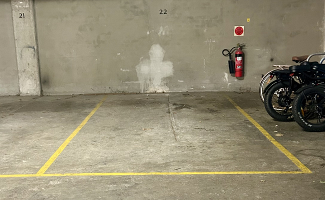 Secure parking in Surry Hills - 5 mins walk to Central - Remote Control access to garage door