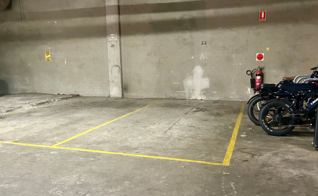 Secure parking in Surry Hills - 5 mins walk to Central - Remote Control access to garage door