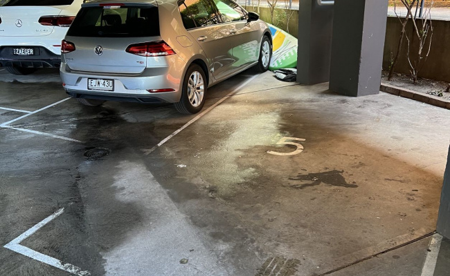 Bondi Beach Parking, Minutes From Beach and Campbell Parade