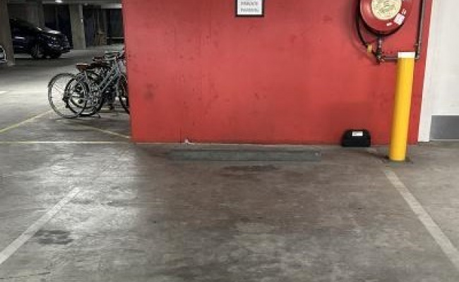 Franklin St, safe and undercover parking spot