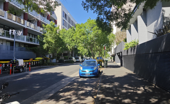 Long parking space in 30 gadigal avenue zetland