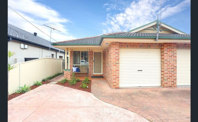 3-minute walk to Bankstown Hospital (210m only!)