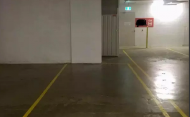 Mascot - Secure Indoor Parking near Train Station