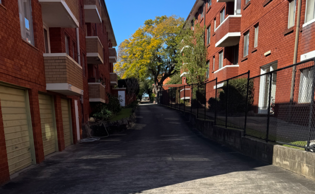 Spacious garage space in a safe Unit, walking distance to school's and market