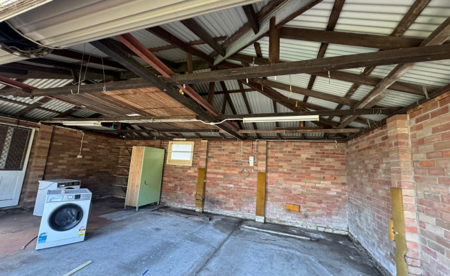 I have 2 garages great for parking a sedan or an SUV. 5 mins drive from jemsond central.