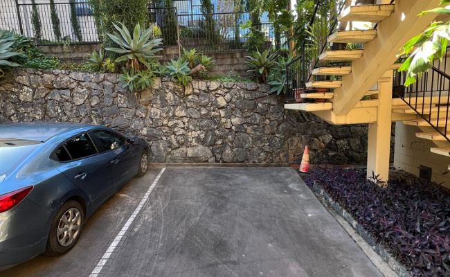 Gladstone Road, Highgate Hill - Cheap Parking Lot