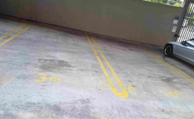 Great Secure Parking Space near CBD 1min walk from cat buses near Queens Garden
