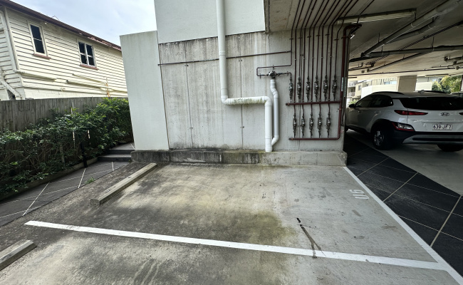 Nice parking space in an apartment complex, 6 minutes walk to Beenleigh station