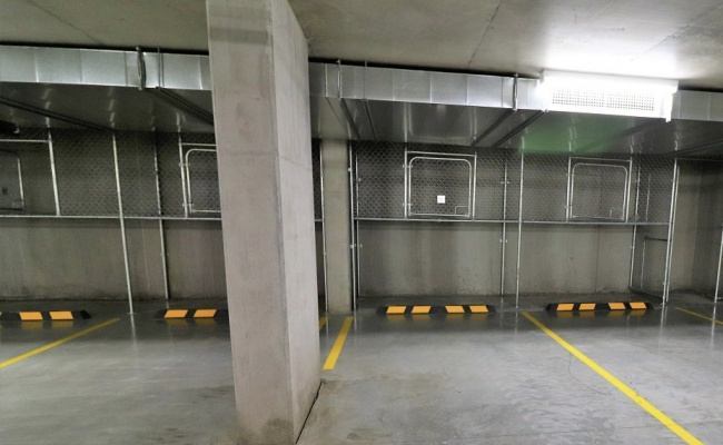 Private underground parking near Medical Centre with remote key