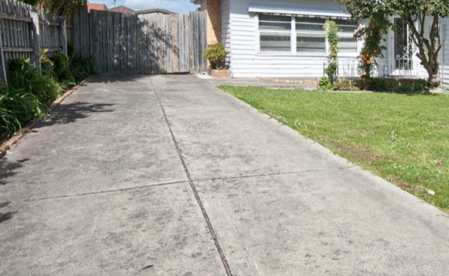 Oakleigh East - Safe Long Driveway Parking right next to Bus Stop
