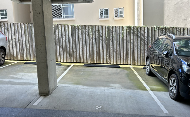 Milton undercover space, close to transport