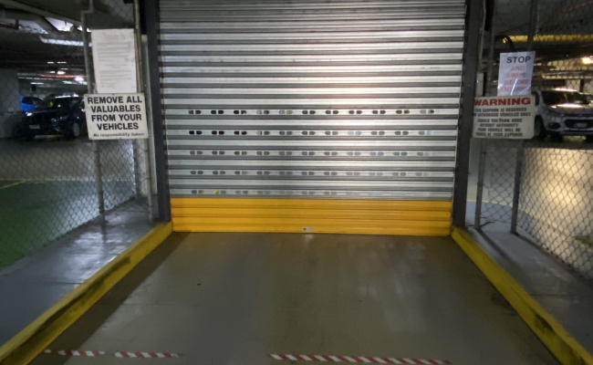 Large indoor parking space next to the lift, close to CBD and 7 bus stops.