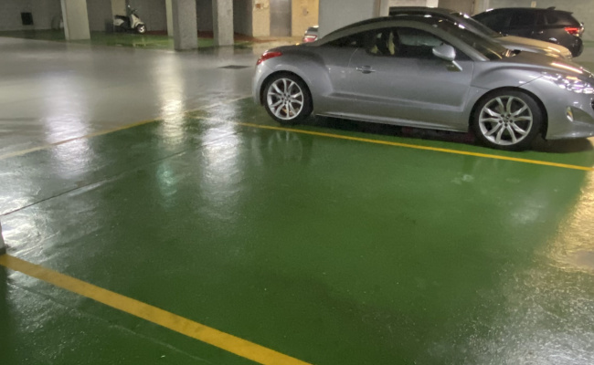 Large indoor parking space next to the lift, close to CBD and 7 bus stops.