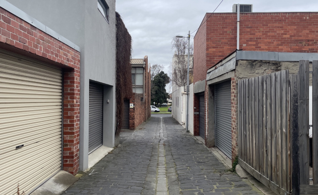 Weekday private off-street parking. 24 hour access down laneway. 20min walk to city, mcg.