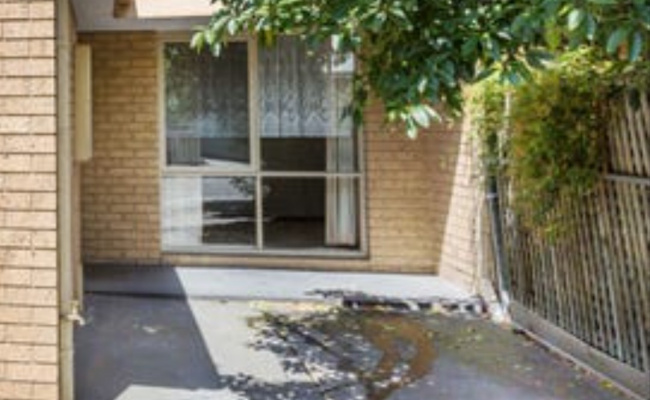 Safe private park, 7min walk to Yarraville station.