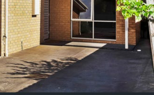 Safe private park, 7min walk to Yarraville station.