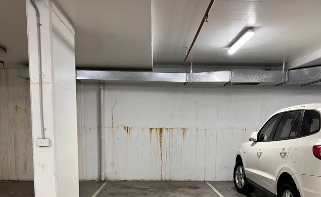 Affordable car spot leasing (10 min away from the airport)