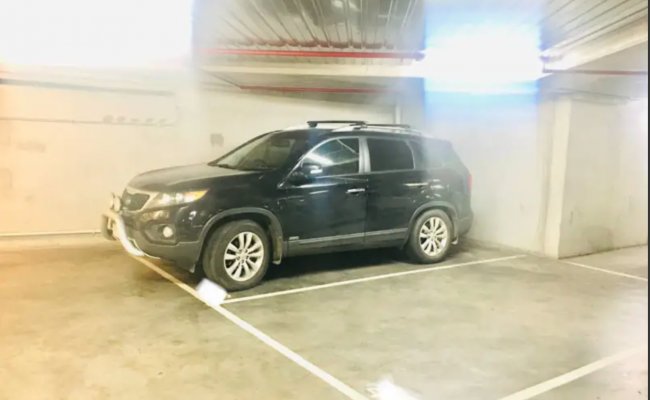 Docklands - Secure Premium Parking in Centre District 
