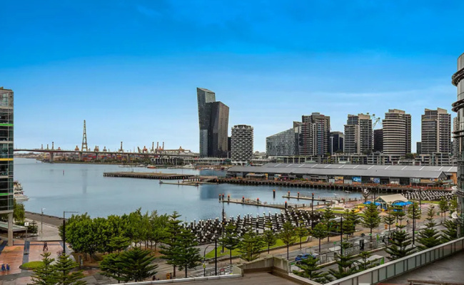 1-minute walk to Marvel Stadium Secure indoor Parking