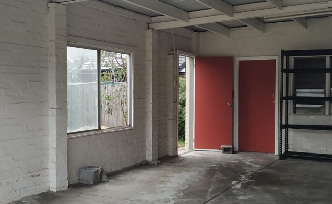 Secure single garage space near Clayton Central