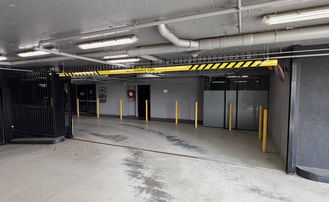 Large, secure, indoor parking spot, 3 min walk to Armadale Train Station & Tram