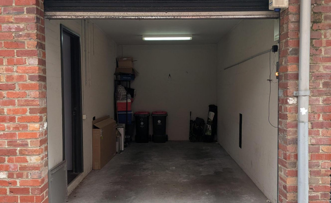 Carpark space 1 minute walk to Chapel st.