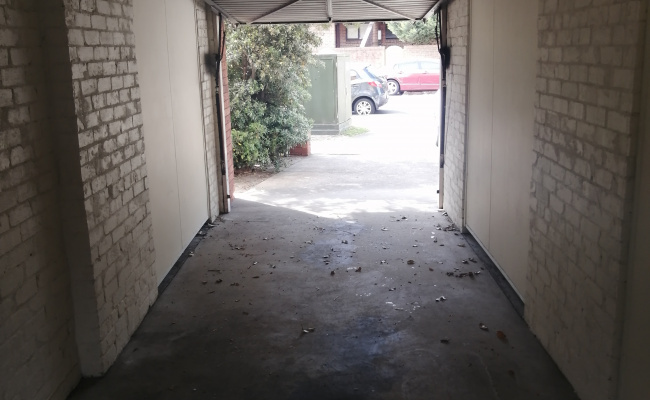Lock up garage in the heart of Kingsford! Great access to public transport to cbd