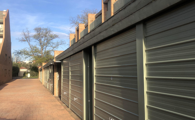 Hail-proof Kingston garage/storage on Wentworth Ave w/24-7 access and Express bus stop.