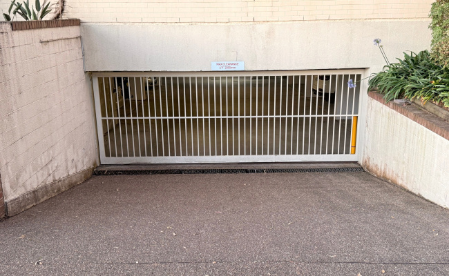Great Parking 2 Minutes Walk To Crows Nest Metro, Cafes and Restaurants!
