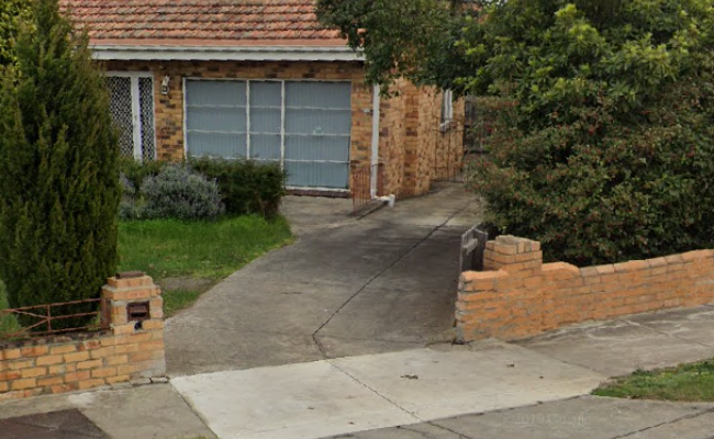 DRIVEWAY PARKING IN ROSANNA FOR AIRPORT & CITY ACCESS