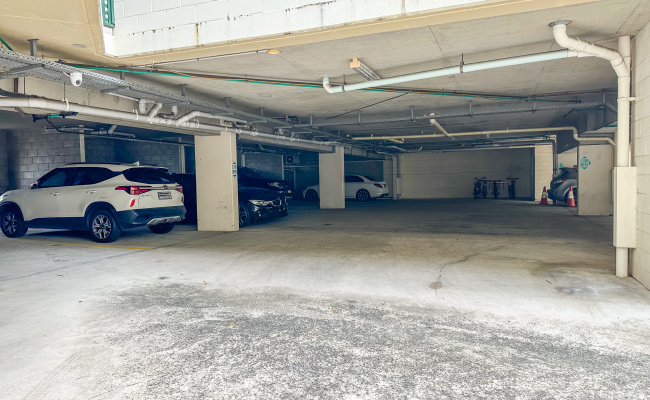 Unreserved Undercover parking 2 min from Toowong Village