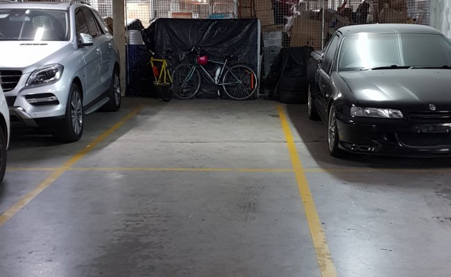 Parking Space at John St. 1min from Train - secure