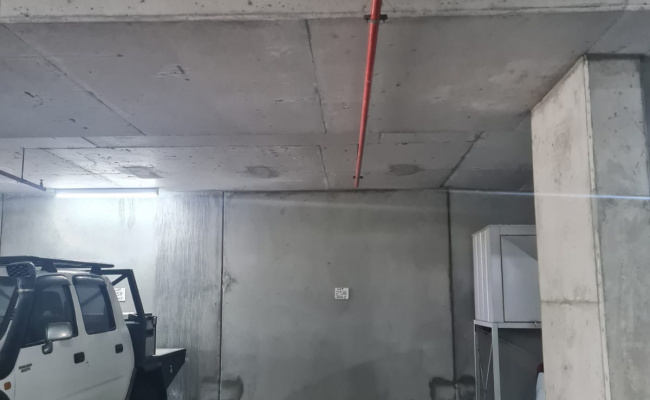 Indoor secure car park near crown 3min walk south bank 3006