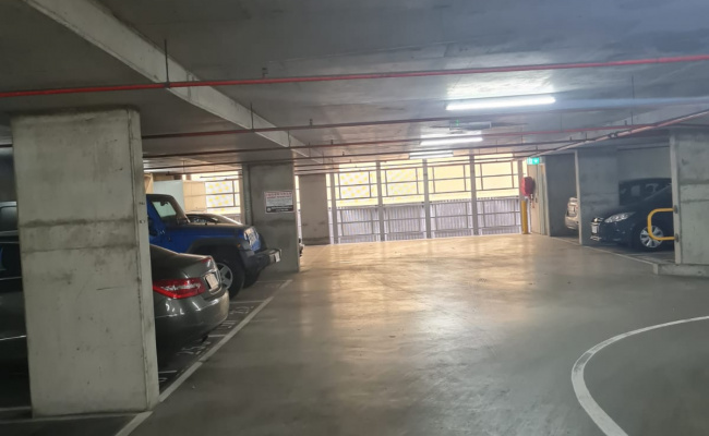 Indoor secure car park near crown 3min walk south bank 3006