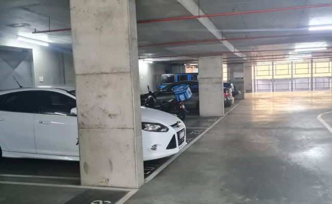 Indoor secure car park near crown 3min walk south bank 3006
