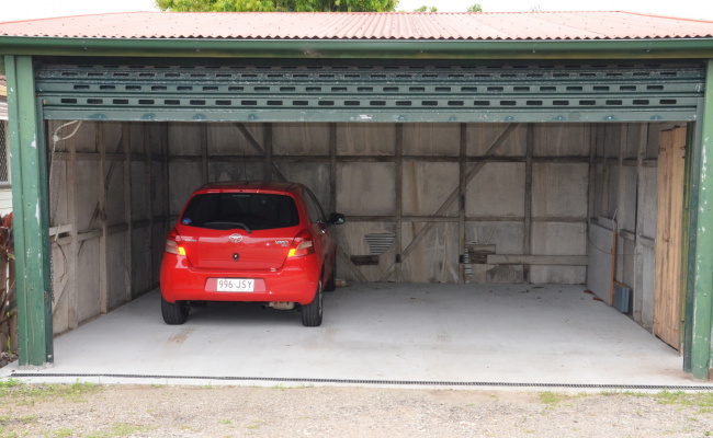 Kelvin Grove - Shared Double Garage close to QUT, bus and city.