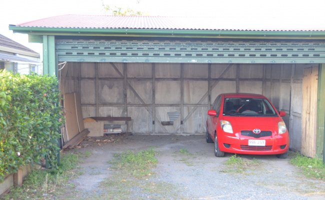 Kelvin Grove - Shared Double Garage close to QUT, bus and city.