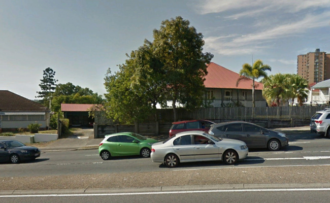 Kelvin Grove - Shared Double Garage close to QUT, bus and city.