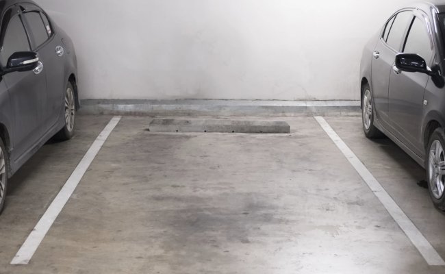 Mascot - Secure Parking close to Airport and Town Centre
