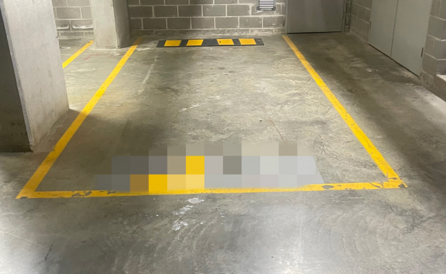 Great separated parking space near central of Mascot