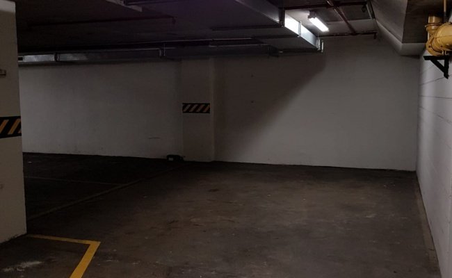 Melbourne - Convenient Underground Spot in CBD