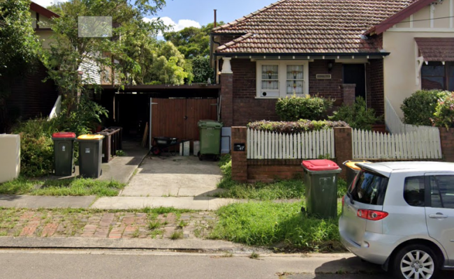Great spot near public transport close to city airport