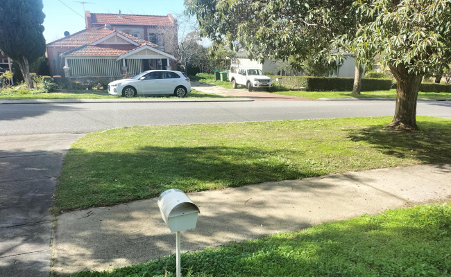 Large Verge Parking Space Available - Nedlands