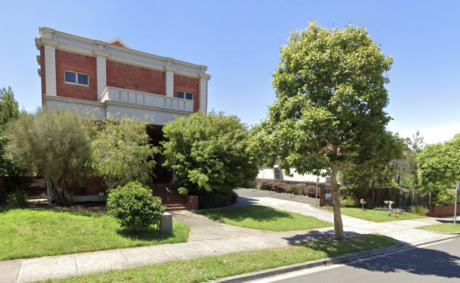Off-street, close to Swinburne!