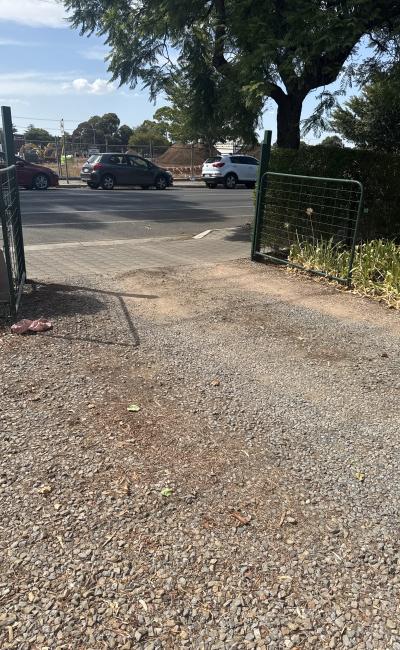 Great spacing 9 mins away from city by bus and 8 mins away from glenelg and 2 mins away from bus sto