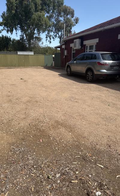 Great spacing 9 mins away from city by bus and 8 mins away from glenelg and 2 mins away from bus sto