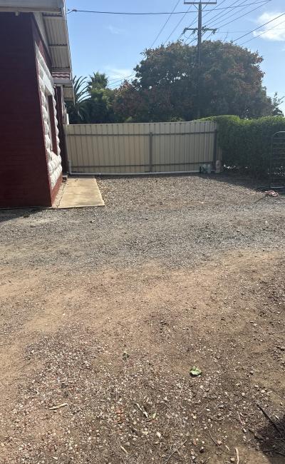 Great spacing 9 mins away from city by bus and 8 mins away from glenelg and 2 mins away from bus sto