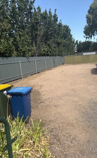 Great spacing 9 mins away from city by bus and 8 mins away from glenelg and 2 mins away from bus sto