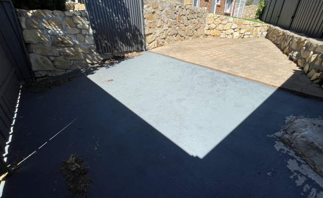 Driveway with manually operated gate, 300m to bus stop 57 and Kings Baptist Grammar School